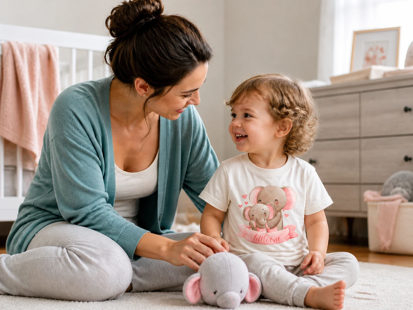 Kind mit Little-One-Elefantenmotiv auf einem hellen T-Shirt