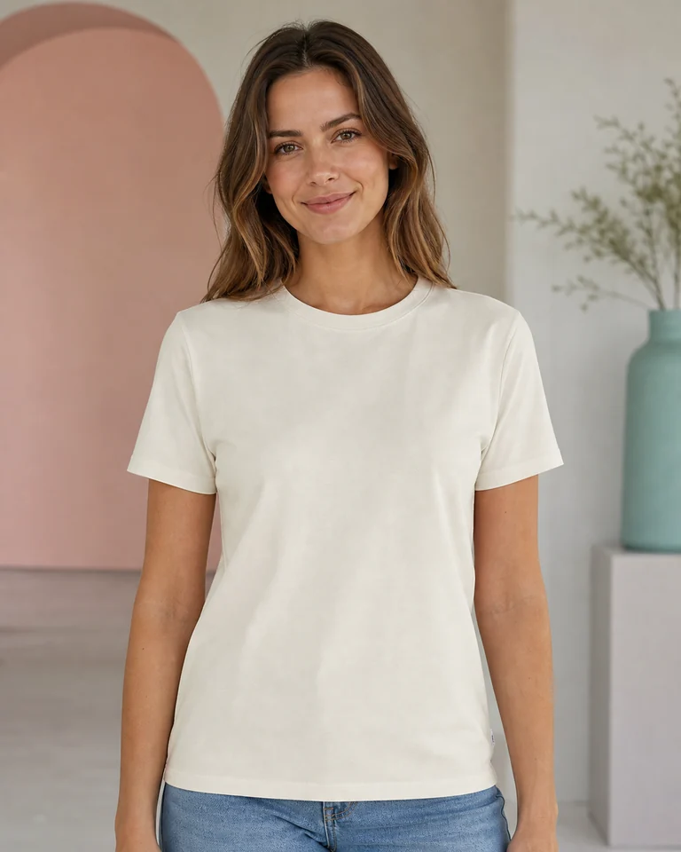 Model in einem personalisierten T-Shirt